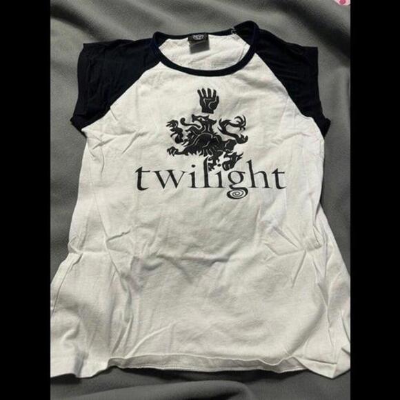 Hot Topic Tops - Twilight 'Team Cullen' T-Shirt - A Must-Have for Die-Hard Fans!